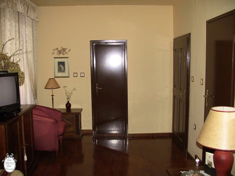 Idrija Kendov Manor bedroom right, door out middle, bathroom left
