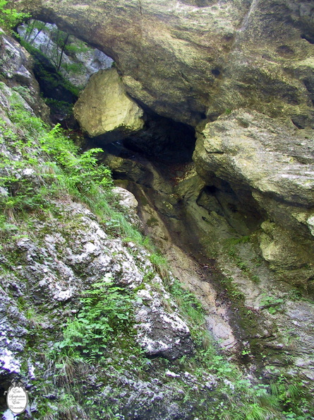 Idrija partisan hospital boulder wedged in solution arch