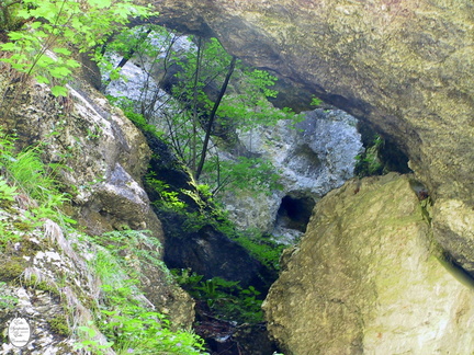 Idrija partisan hospital wedged boulder w upslope cave