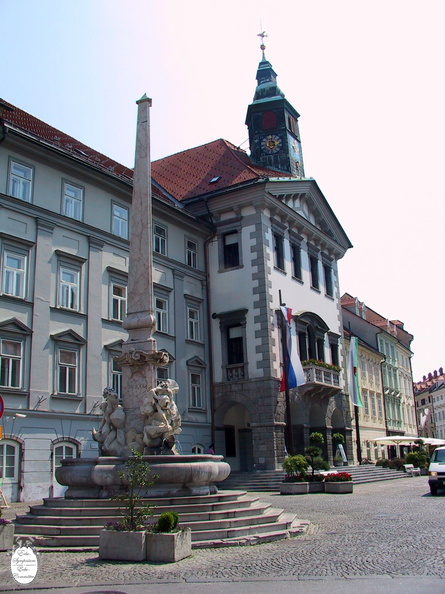 Ljubljana fountain near cathedral.JPG
